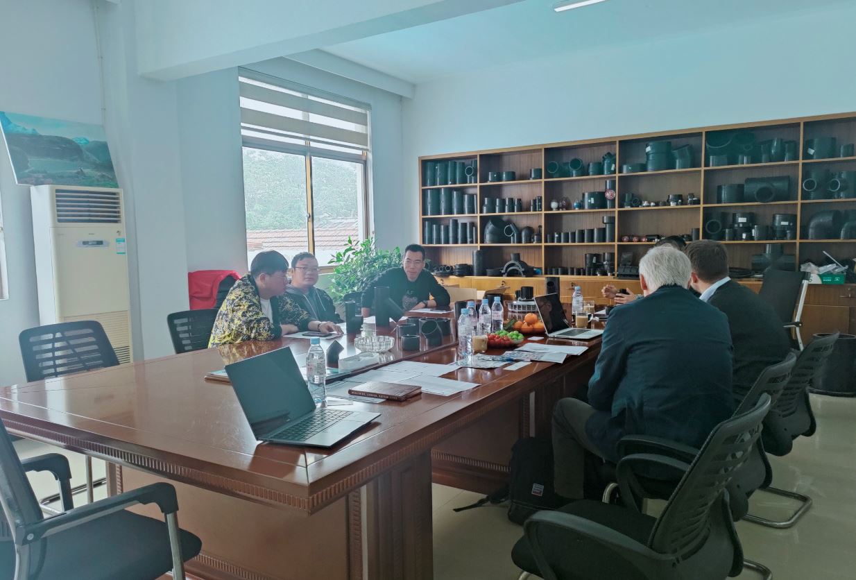 Klienci ze Szwajcarii odwiedzają firmę, aby omówić przyszły rozwój projektu armatury syfonowej