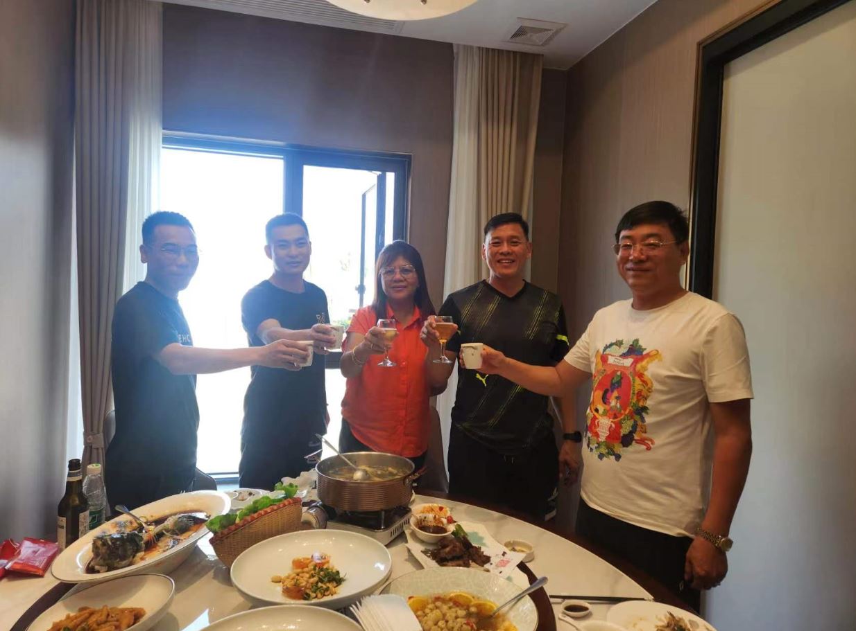 Jiangyin Huada współpracuje z klientami z Filipin, aby omówić projekt zwojów PE dla gospodarstw rolnych